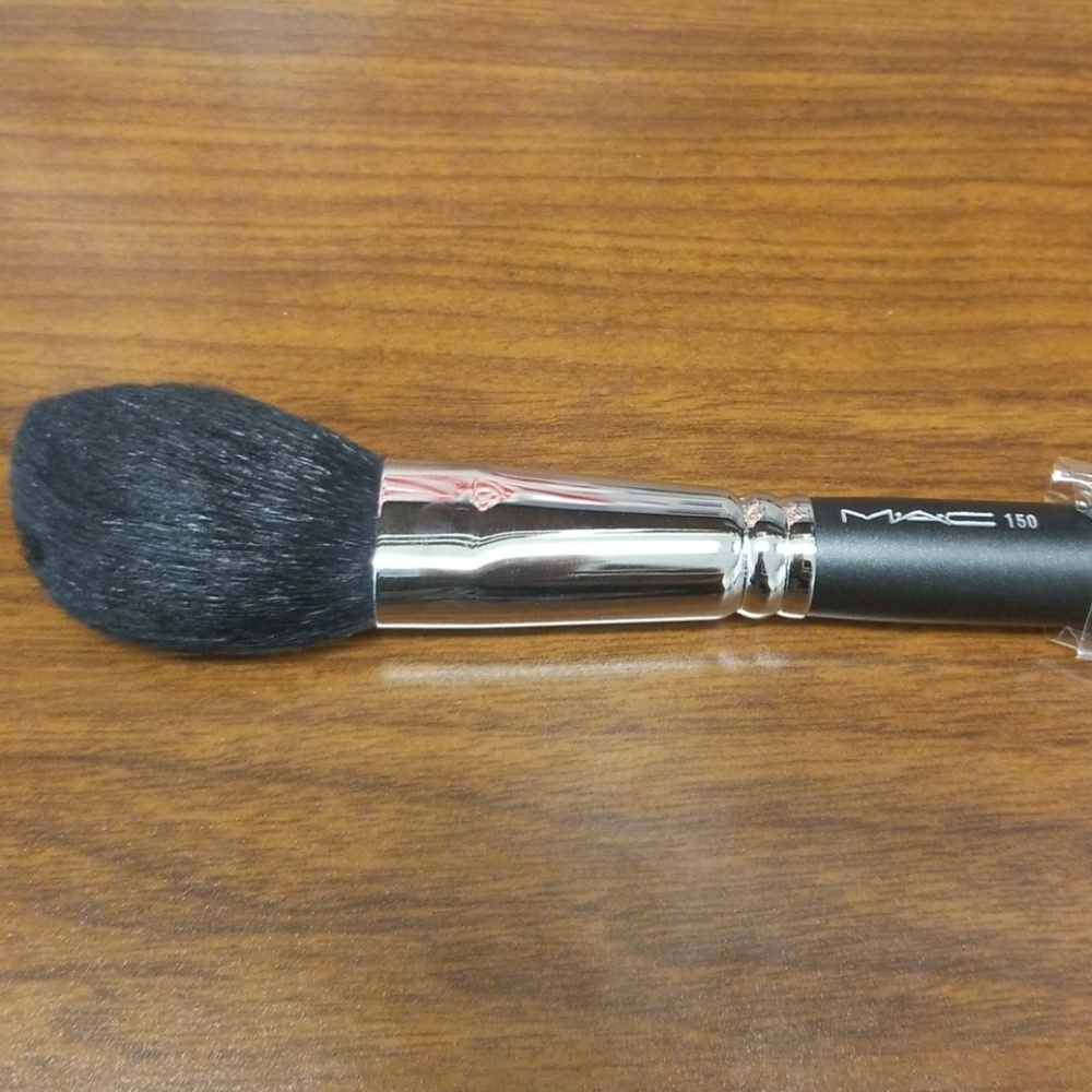Mac 150 large powder brush